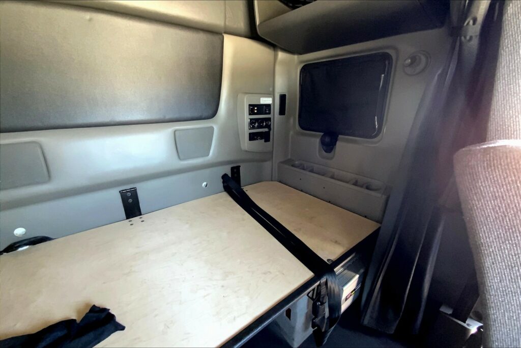 2022 CUM LT625 6×4 Sleeper