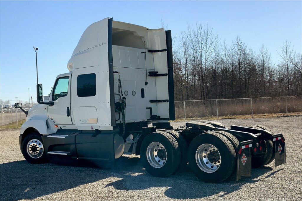 2022 CUM LT625 6×4 Sleeper