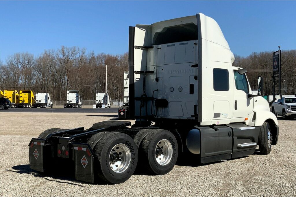 2022 CUM LT625 6×4 Sleeper