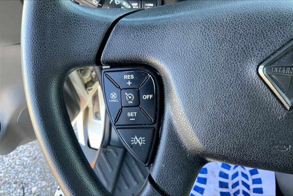 2022 CUM LT625 6×4 Sleeper