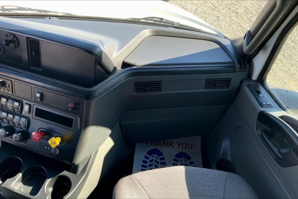 2022 CUM LT625 6×4 Sleeper