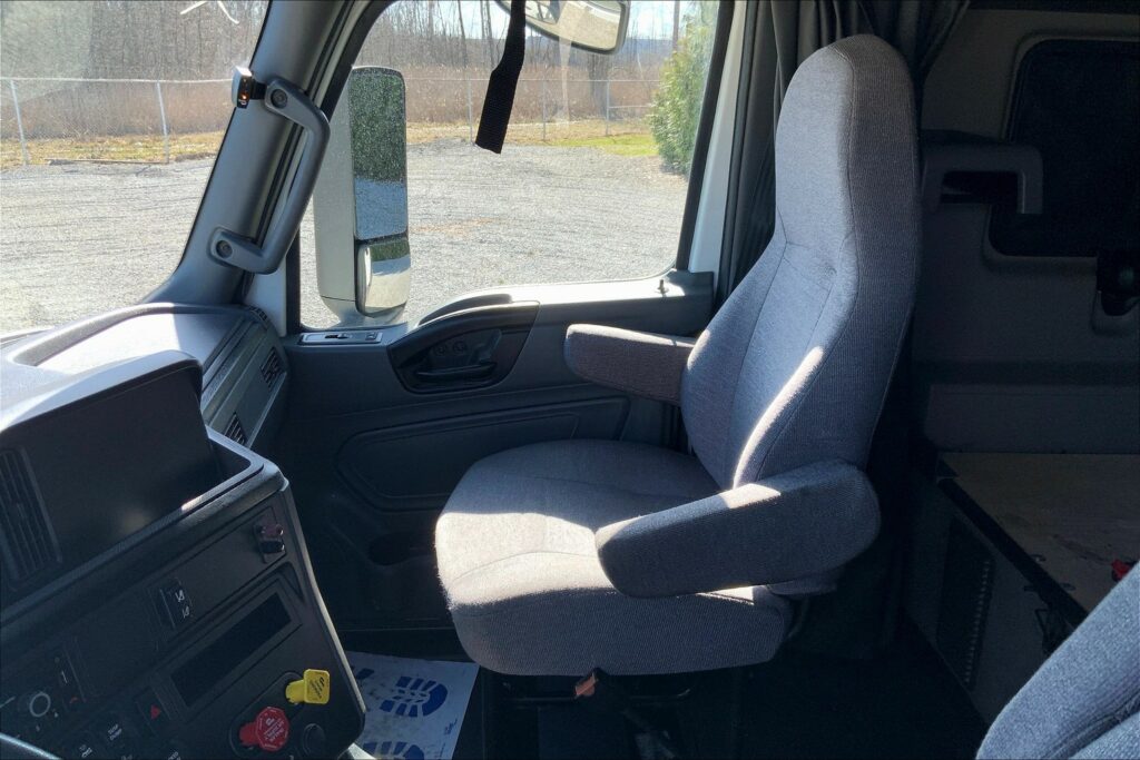 2022 CUM LT625 6×4 Sleeper