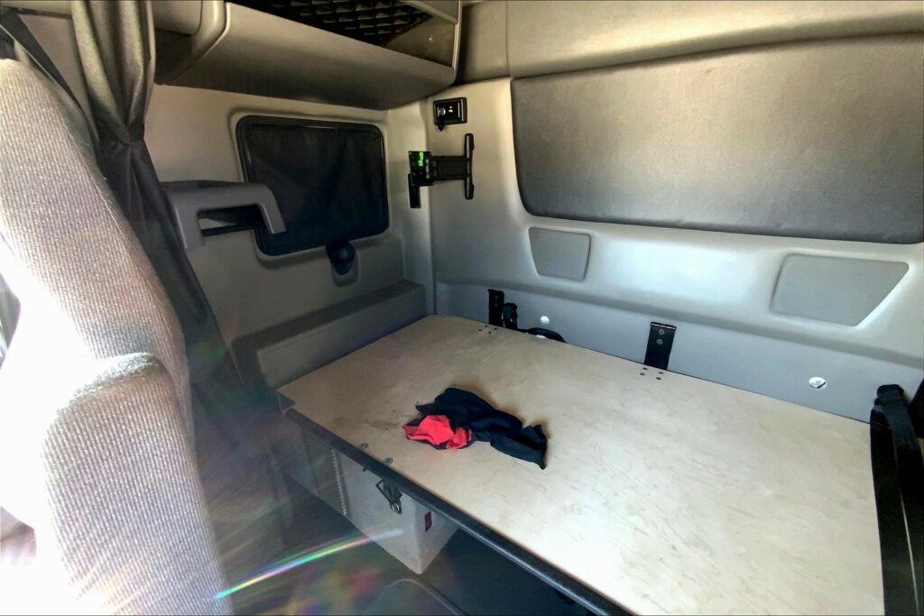 2022 CUM LT625 6×4 Sleeper