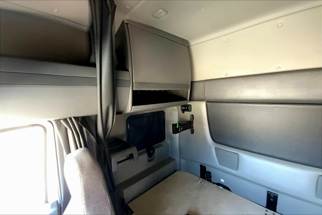 2022 CUM LT625 6×4 Sleeper