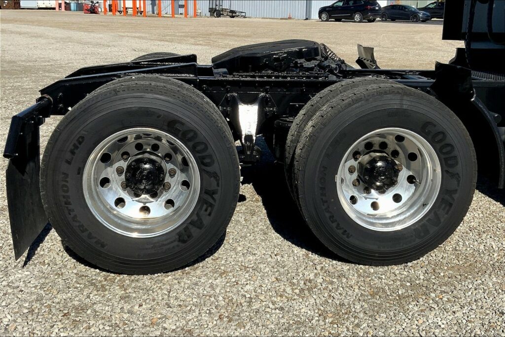 2022 CUM LT625 6×4 Sleeper