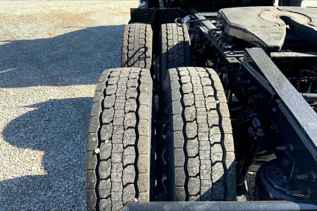 2022 CUM LT625 6×4 Sleeper