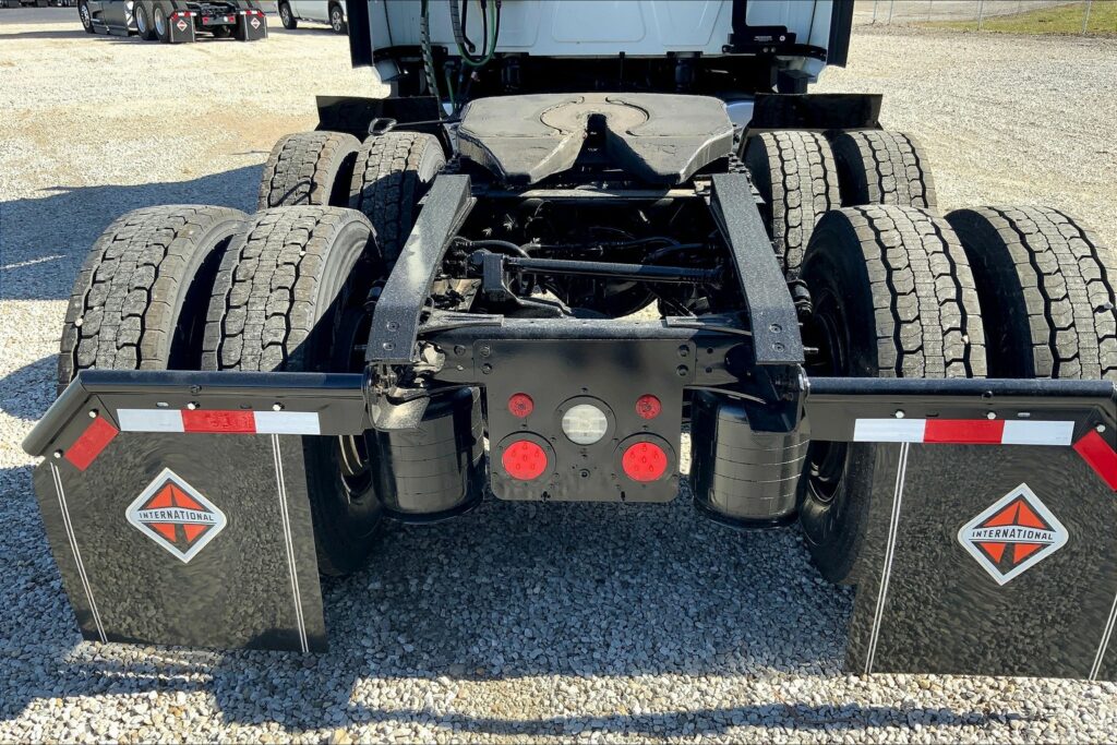 2022 CUM LT625 6×4 Sleeper