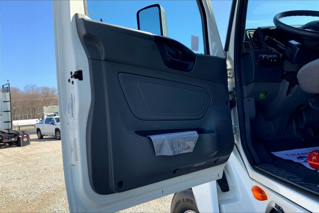 2022 CUM LT625 6×4 Sleeper