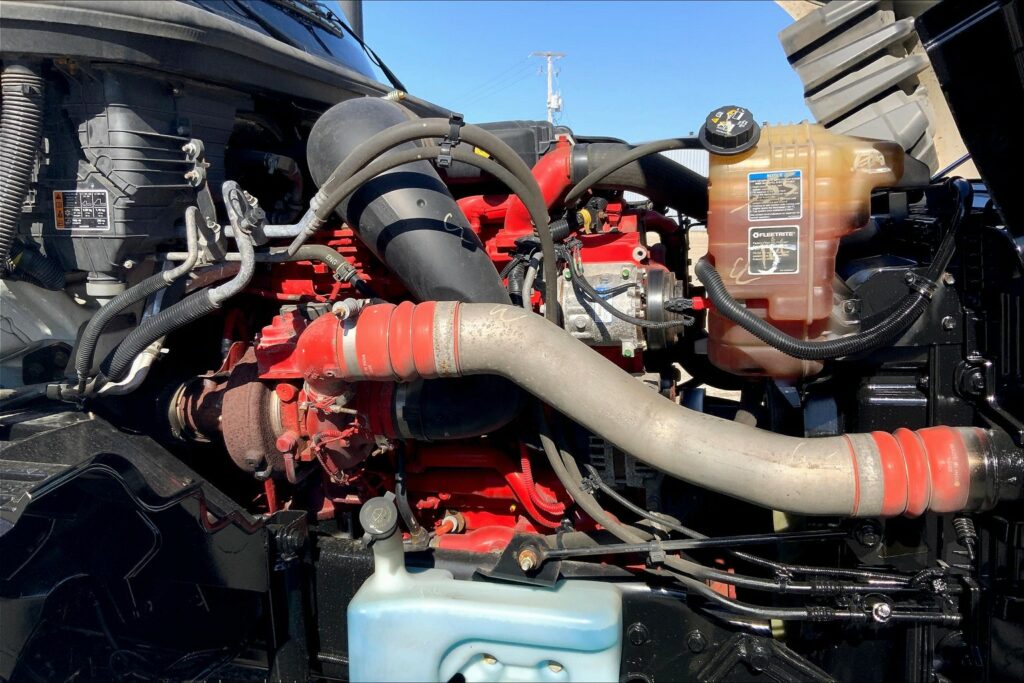 2022 CUM LT625 6×4 Sleeper