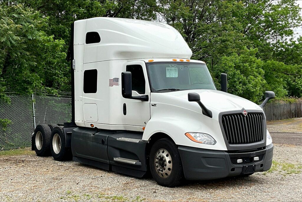 2021 CUM LT625 6×4 Sleeper