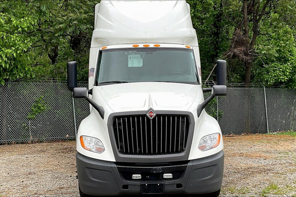 2021 CUM LT625 6×4 Sleeper