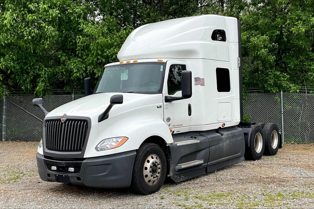 2021 CUM LT625 6×4 Sleeper