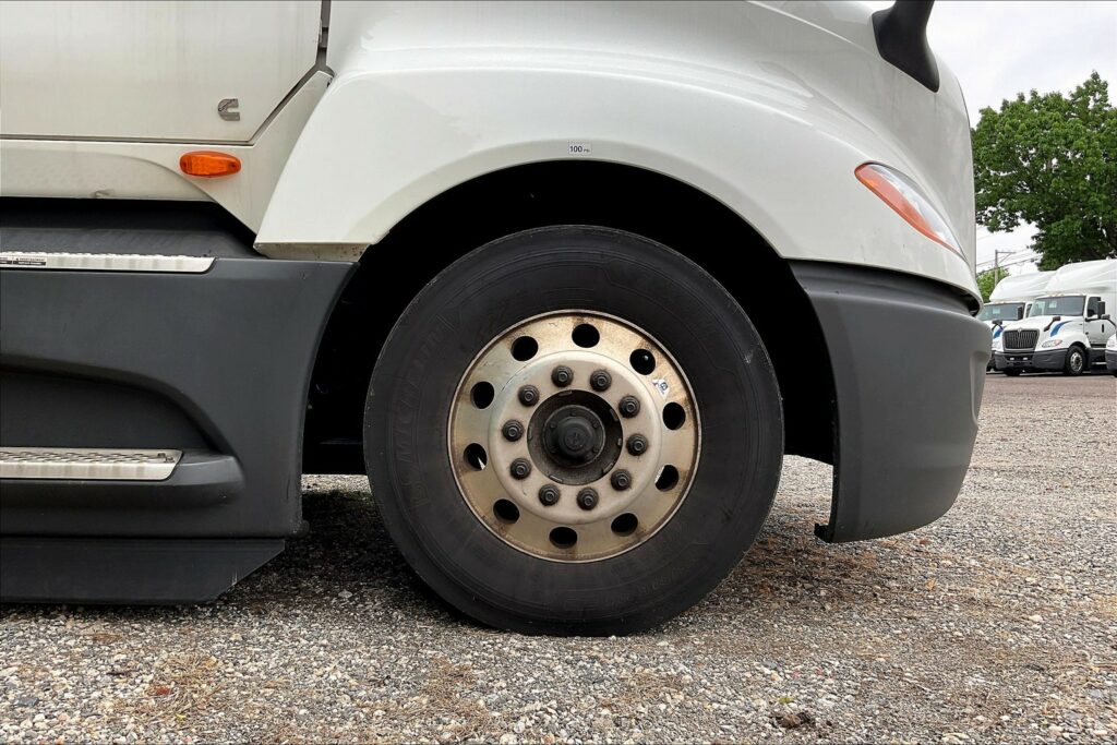 2021 CUM LT625 6×4 Sleeper