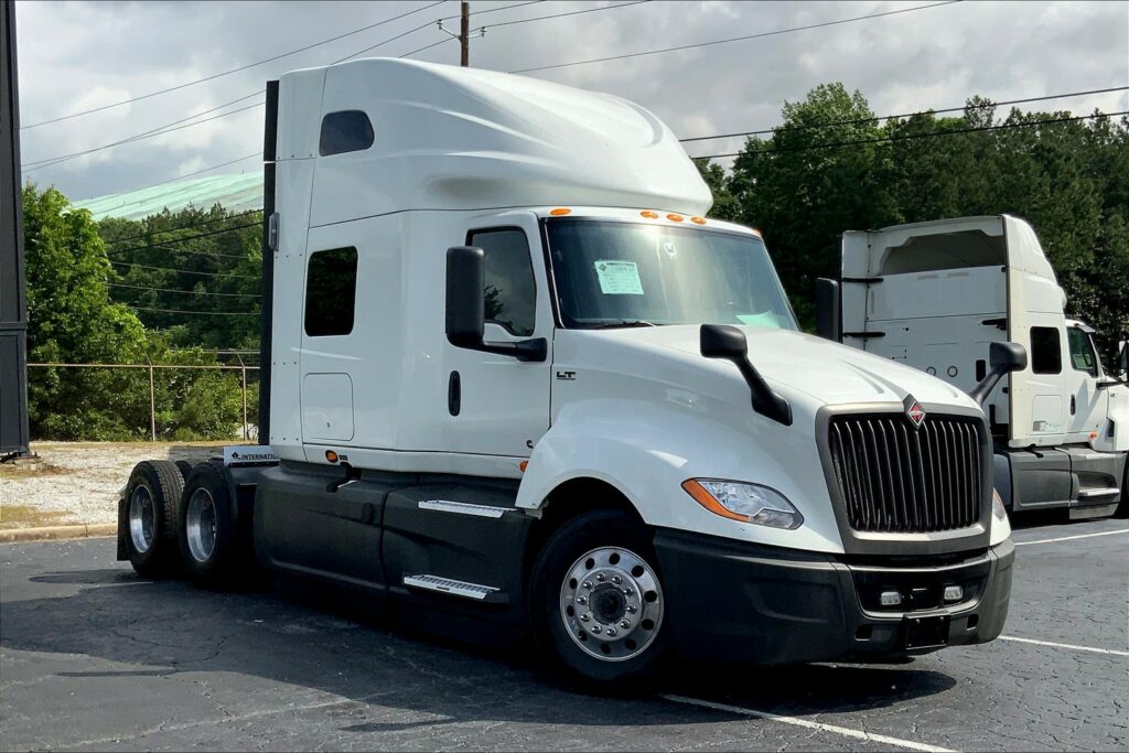 2021 CUM LT625 6×4 Sleeper