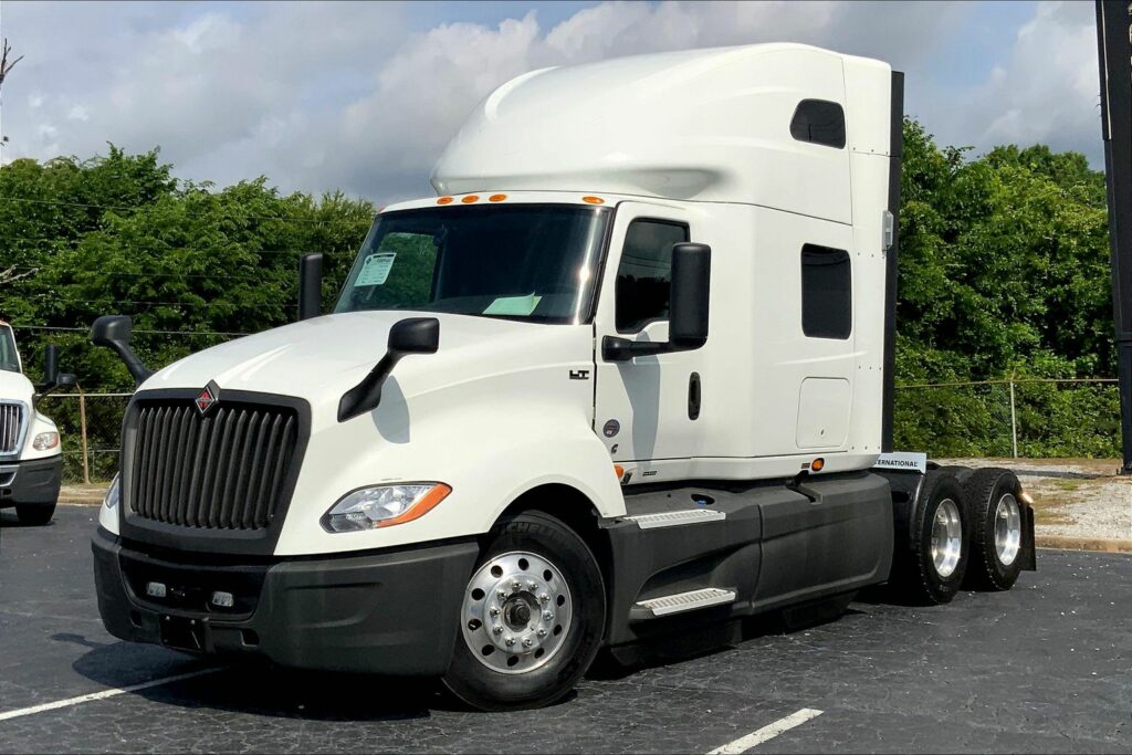 2021 CUM LT625 6×4 Sleeper