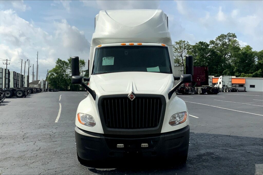 2021 CUM LT625 6×4 Sleeper