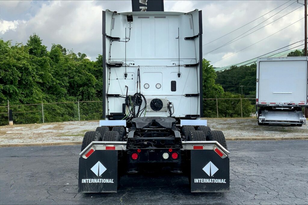 2021 CUM LT625 6×4 Sleeper