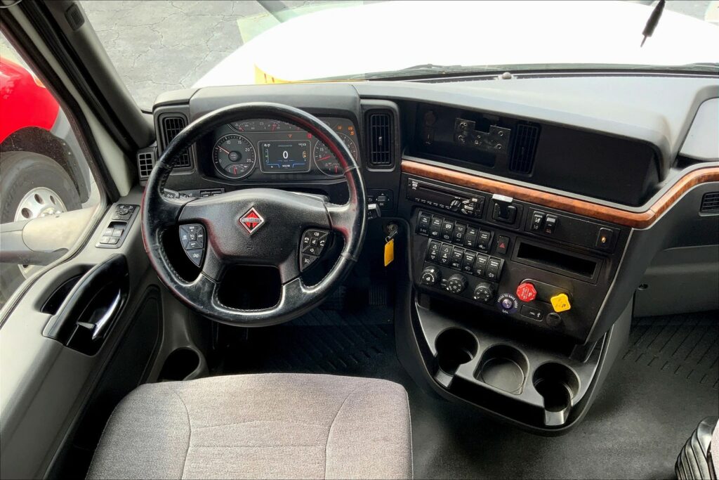 2021 CUM LT625 6×4 Sleeper