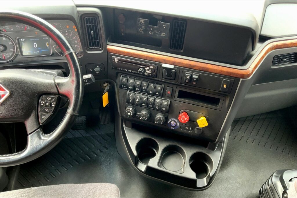 2021 CUM LT625 6×4 Sleeper