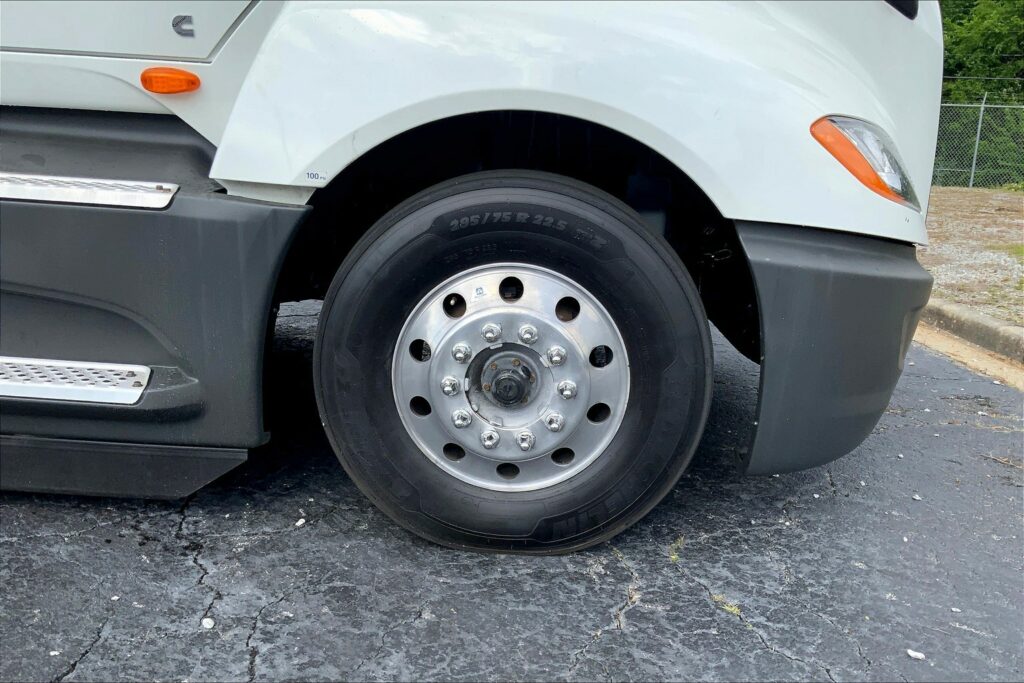 2021 CUM LT625 6×4 Sleeper