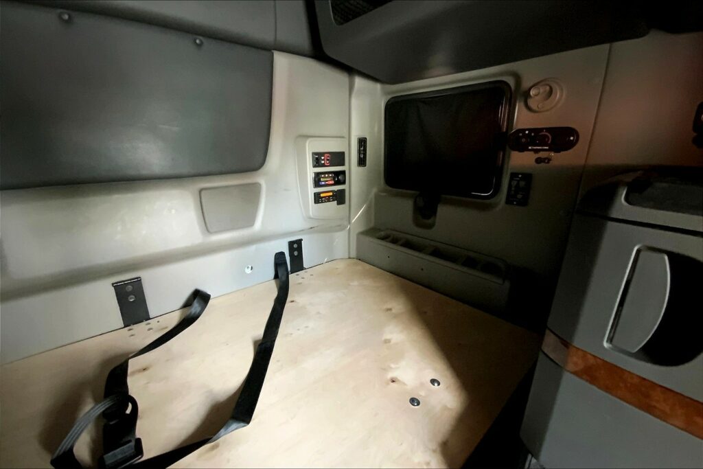 2021 CUM LT625 6×4 Sleeper