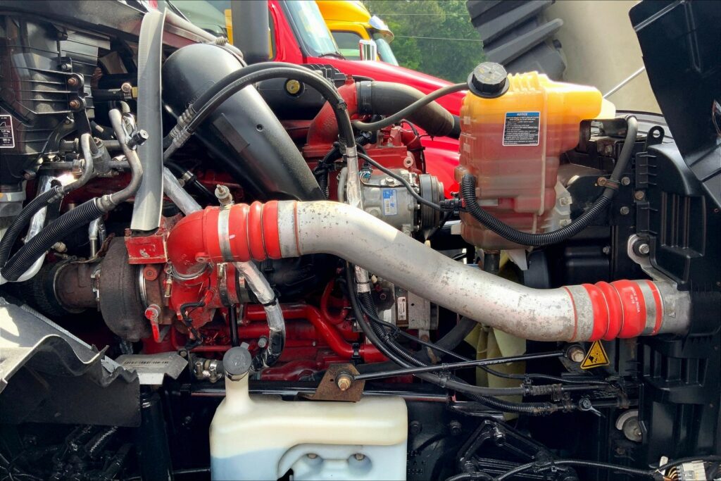 2021 CUM LT625 6×4 Sleeper