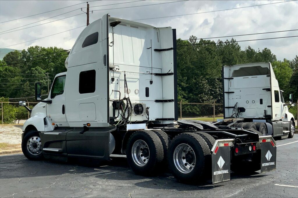 2021 CUM LT625 6×4 Sleeper