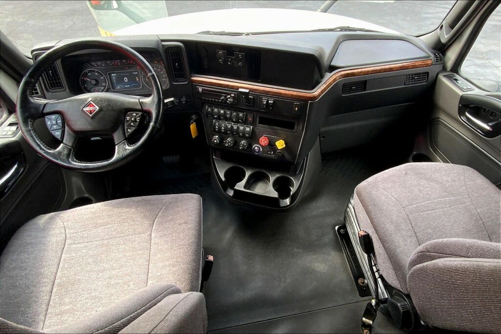 2021 CUM LT625 6×4 Sleeper