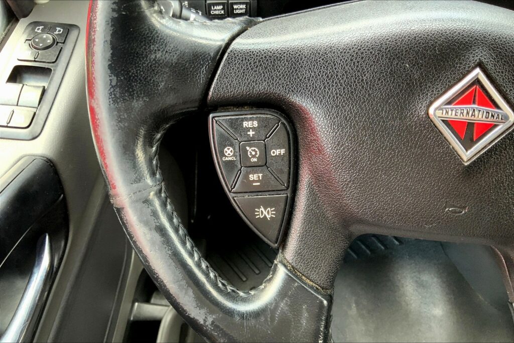 2021 CUM LT625 6×4 Sleeper