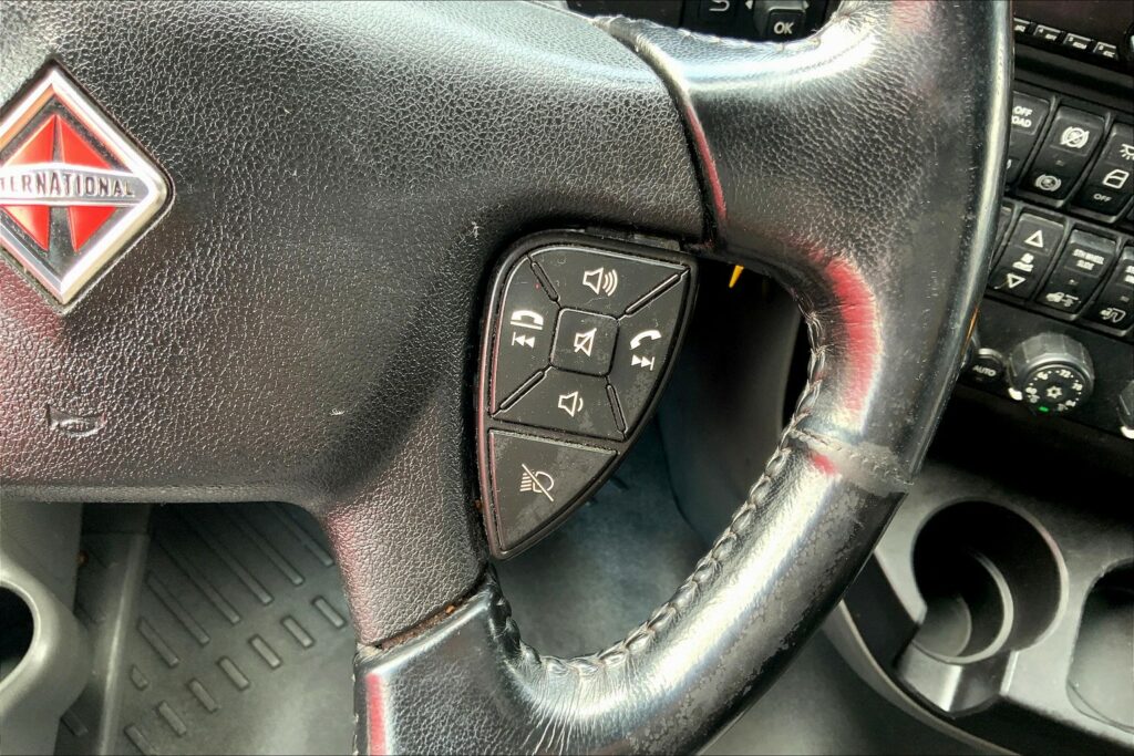 2021 CUM LT625 6×4 Sleeper