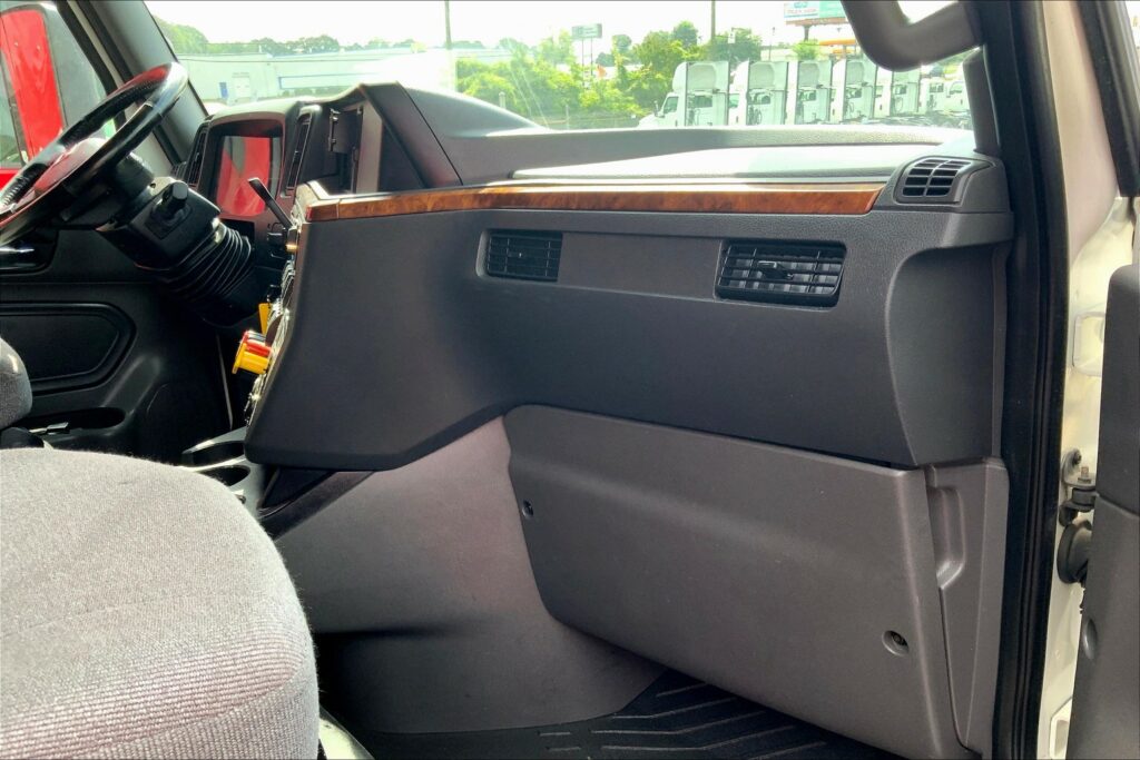 2021 CUM LT625 6×4 Sleeper