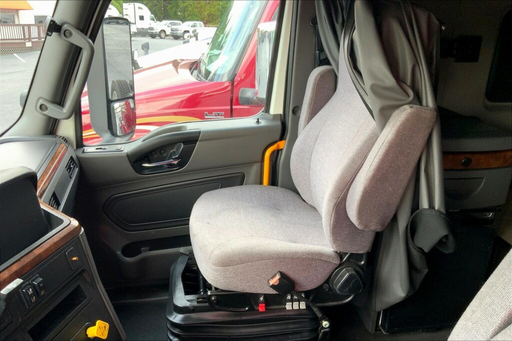 2021 CUM LT625 6×4 Sleeper