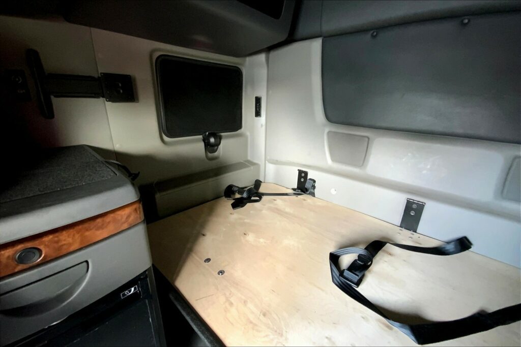 2021 CUM LT625 6×4 Sleeper