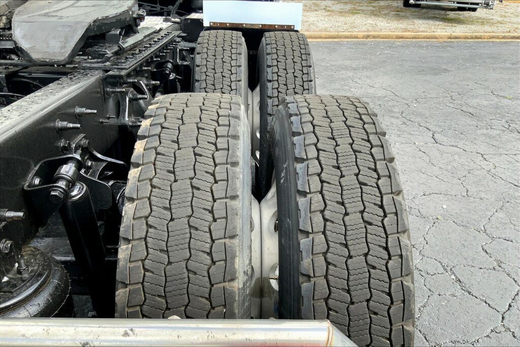 2021 CUM LT625 6×4 Sleeper