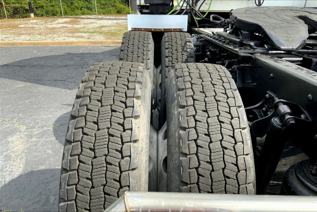 2021 CUM LT625 6×4 Sleeper