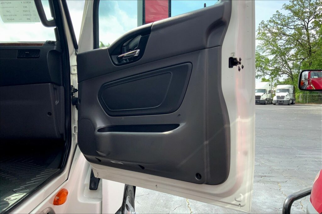 2021 CUM LT625 6×4 Sleeper