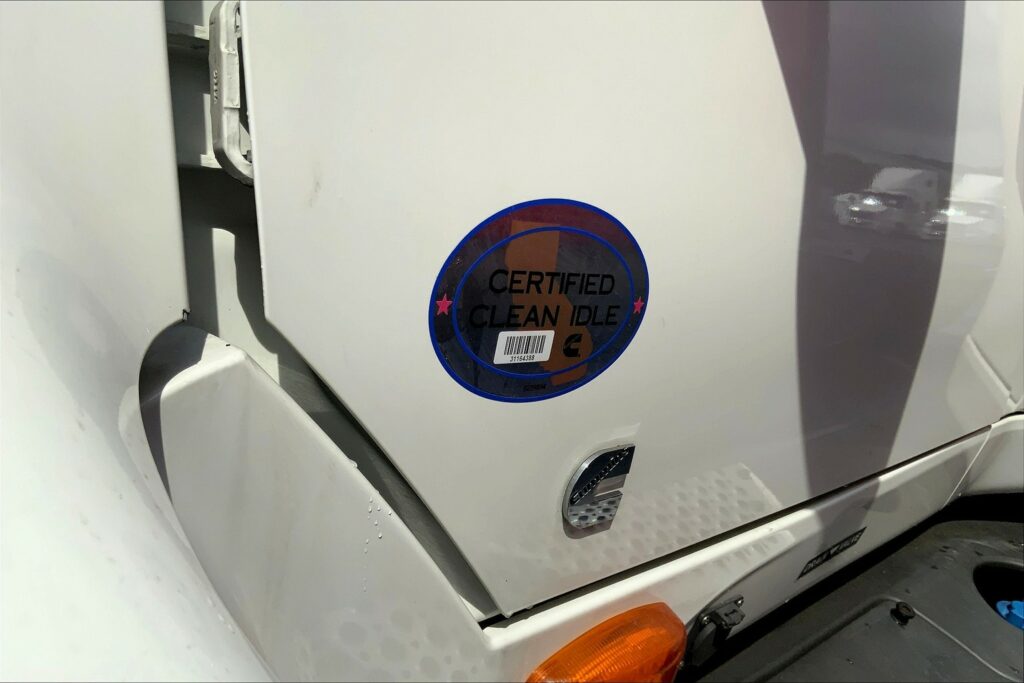 2021 CUM LT625 6×4 Sleeper