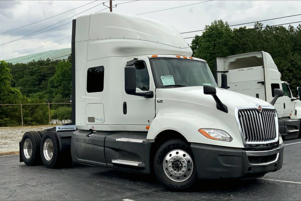 2021 CUM LT625 6×4 Sleeper