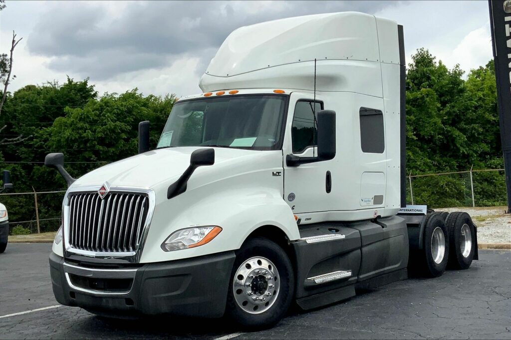 2021 CUM LT625 6×4 Sleeper