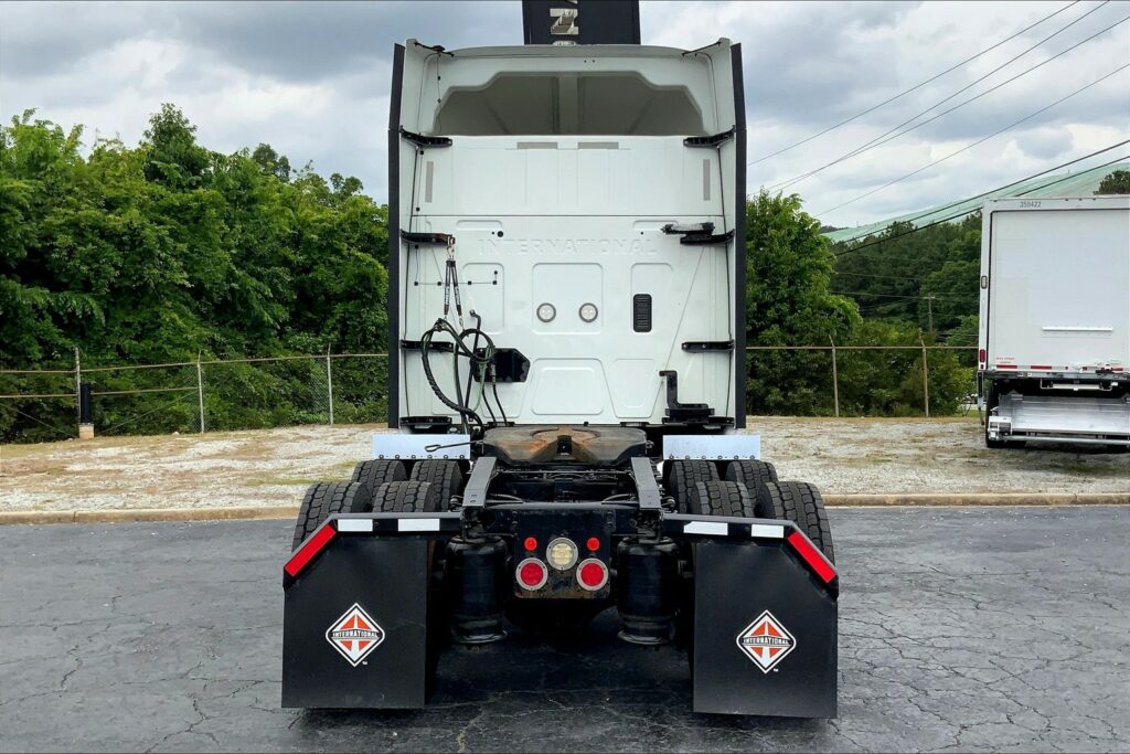 2021 CUM LT625 6×4 Sleeper