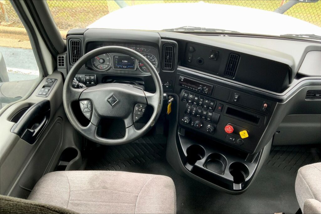 2021 CUM LT625 6×4 Sleeper