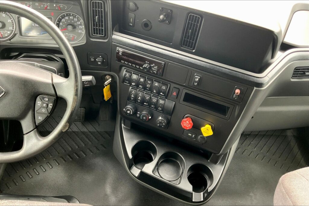 2021 CUM LT625 6×4 Sleeper