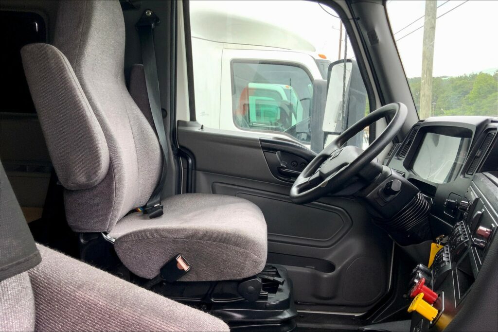 2021 CUM LT625 6×4 Sleeper