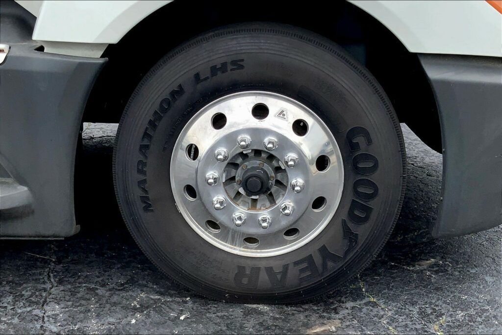 2021 CUM LT625 6×4 Sleeper