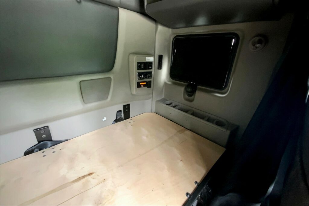 2021 CUM LT625 6×4 Sleeper