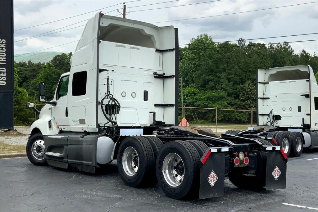 2021 CUM LT625 6×4 Sleeper