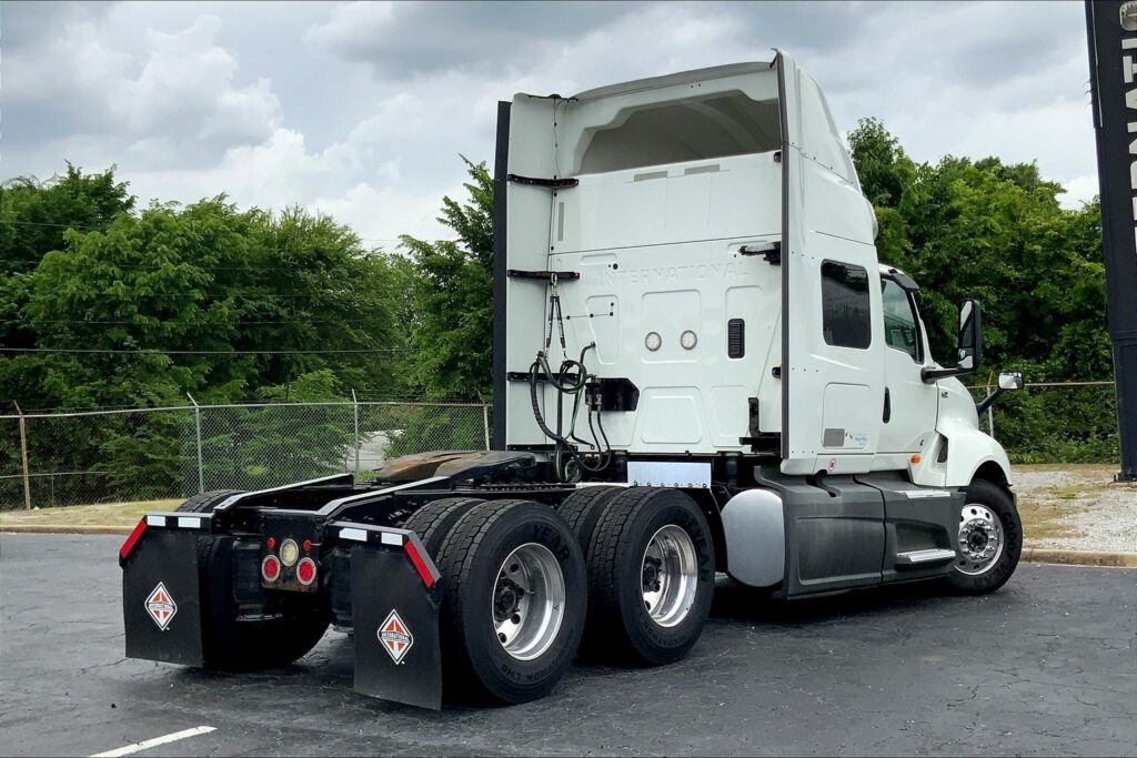 2021 CUM LT625 6×4 Sleeper