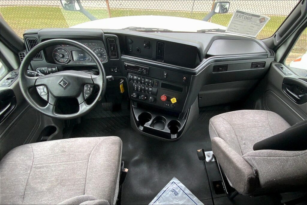 2021 CUM LT625 6×4 Sleeper