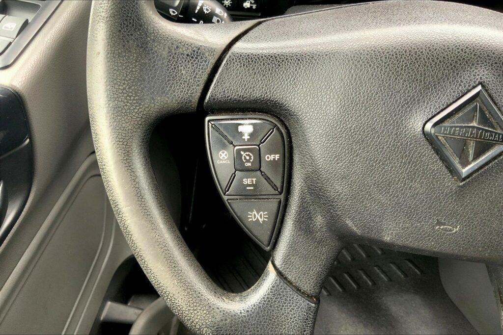 2021 CUM LT625 6×4 Sleeper