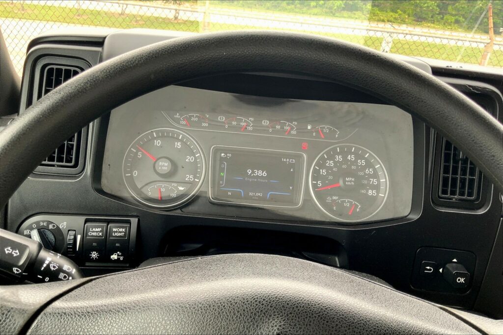 2021 CUM LT625 6×4 Sleeper